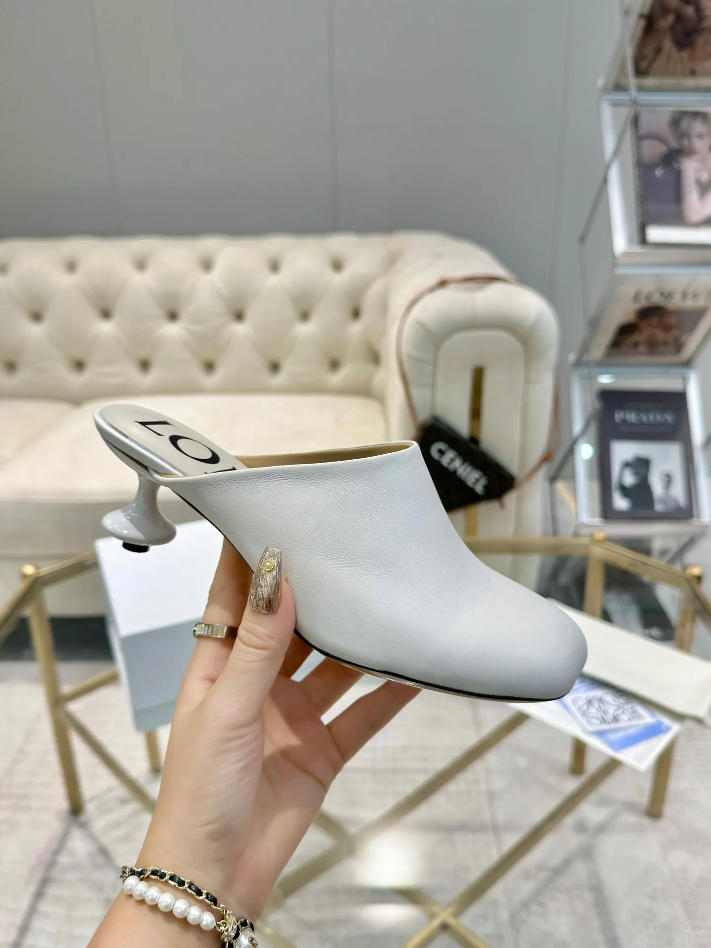👟👟Ex-factory price 640👟👟 LOEWE‼ ️ New arrival‼ ️Imported genuine leather sole Loewe 2024/aw early spring latest catwalk color diamond series catwalk style 😘😘😘 Upper: imported super soft sheepskin lining: imported water-dyed sheepskin Outsole: original molded injection molded leather outsole Heel: original molded 1:1 Heel height: 5.5cm Size: 35-39 (40/41/42/43 custom-made, non-refundable)
